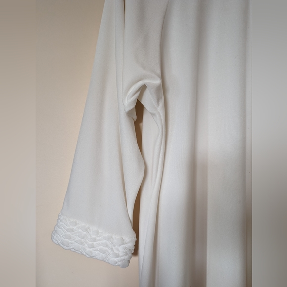 Kelly, Vintage, House white velvet coat, textured cuffs and collar, size Large. - Picture 7 of 16